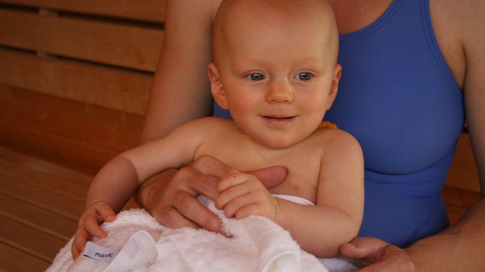 Baby mit Mutter in Sauna