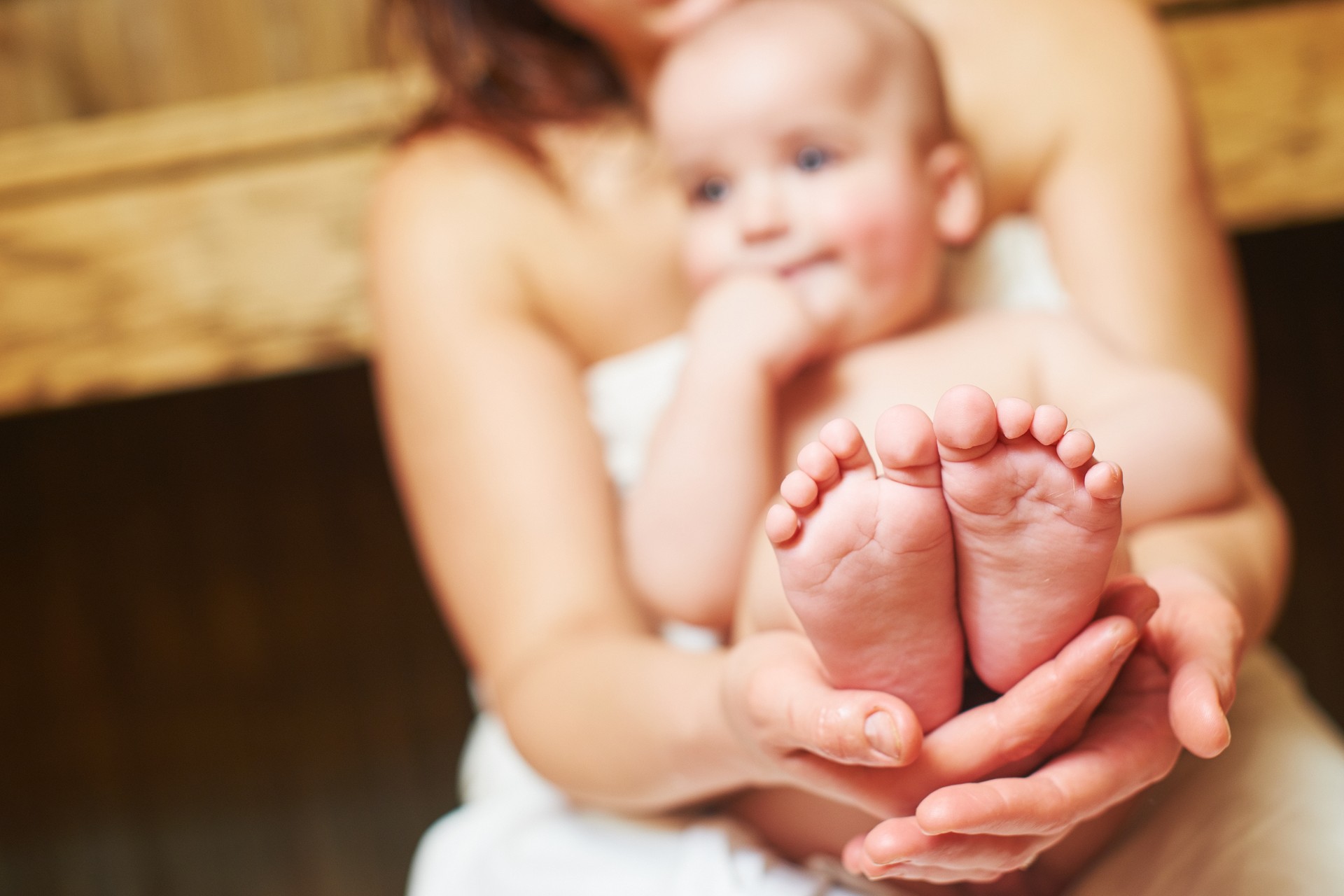 Baby mit Mutter in Sauna